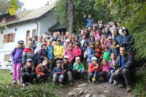 Gojzeki ispred Planinarskog doma na Oštrcu