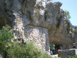 Titova spilja na Visu